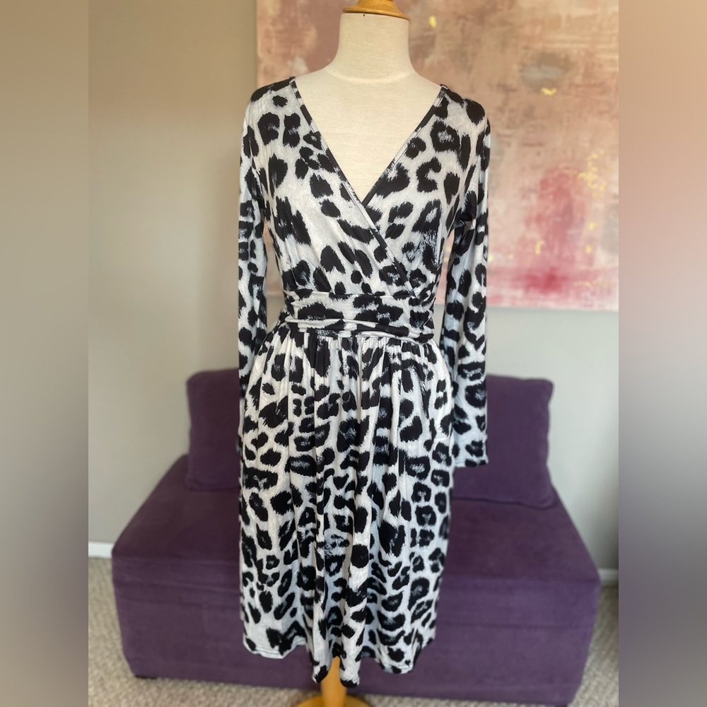 Ouges Blue and Light Blue Printed Long Sleeve Wrap Dress with pockets NWT Size M - Picture 10 of 10